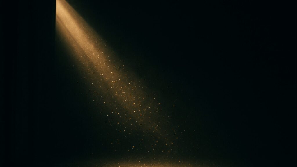 暗闇の中に金色の光が差し込む。沈黙の中に希望と緊張を感じさせる幻想的な情景。