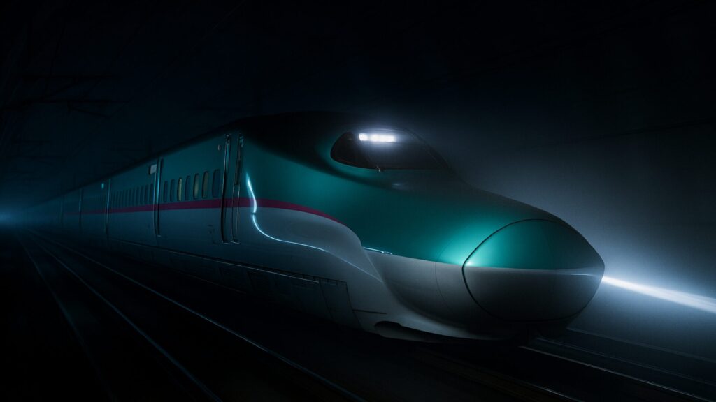 高速で走る新幹線の先頭車両。夜のトンネルを突き抜けるシーン。